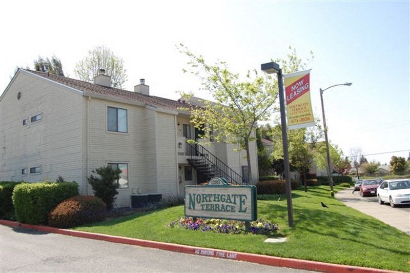 a street sign in front of an apartment building