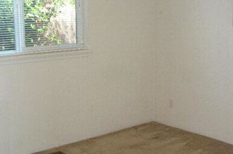 586 & 588 Primrose 2 Beds Apartment for Rent