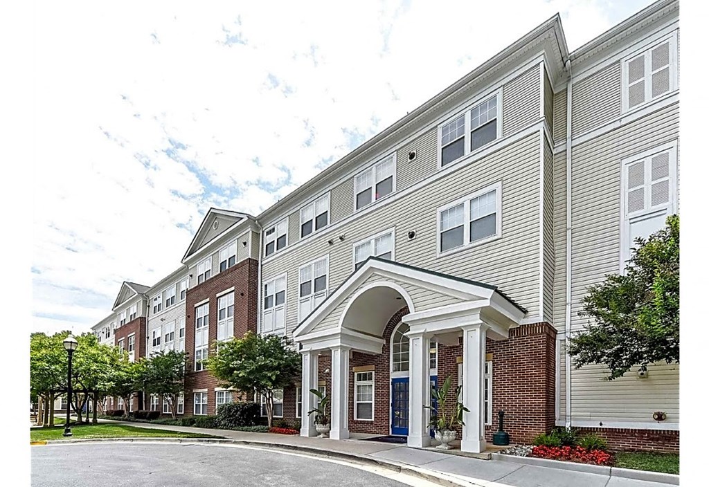 a row of town houses with a street in front