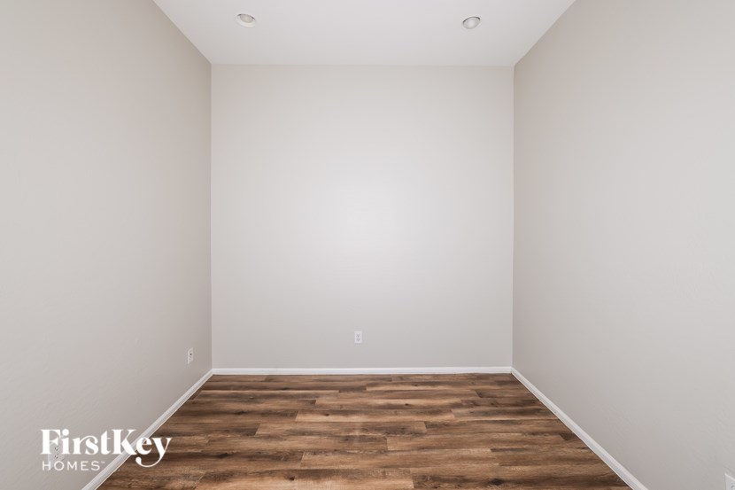 1809 S 123RD Drive 4 Beds House for Rent - Photo Gallery 9