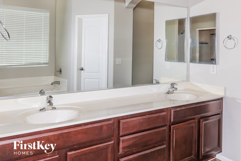 1809 S 123RD Drive 4 Beds House for Rent - Photo Gallery 13