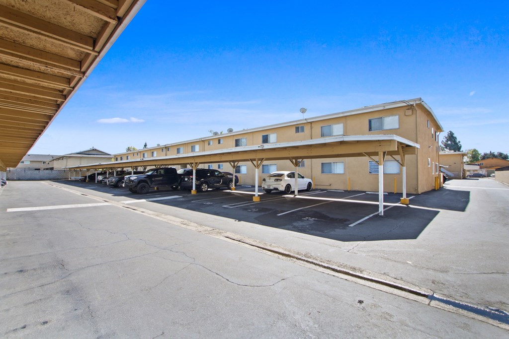 the building where the motel is located is spacious and has a parking lot