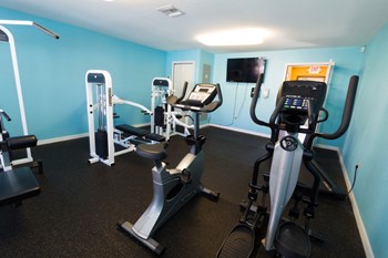 fitness center with large TV - Photo Gallery 11