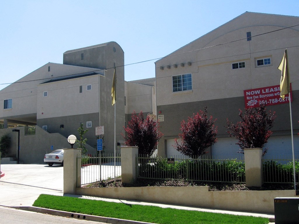 a view of the front of the new leaf apartments building