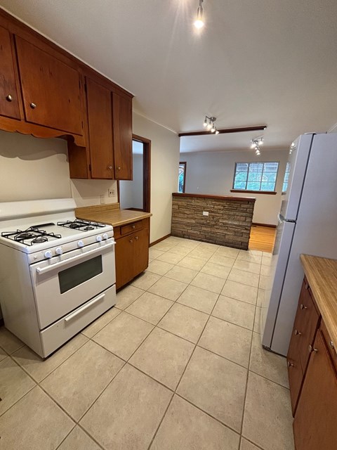 852 North Xenophon Avenue 3 Beds Apartment for Rent