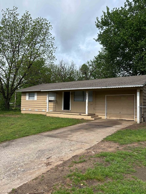 5818 North Frankfort Avenue 3 Beds Apartment for Rent