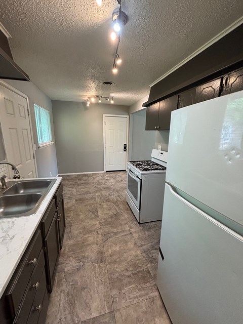 5818 North Frankfort Avenue 3 Beds Apartment for Rent
