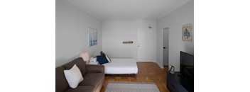 Bachelor, 1 Bathroom
