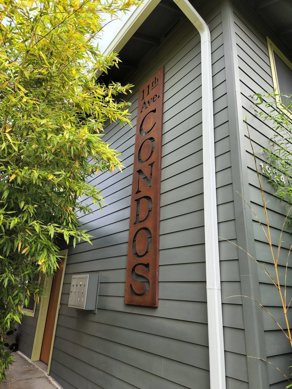 a sign on the side of a building that saysocios