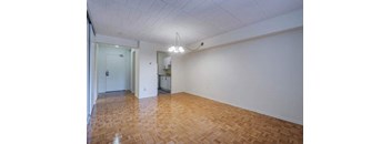 Bachelor, 1 Bathroom