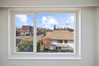 510 Comox 1-3 Beds Apartment for Rent - Photo Gallery 16
