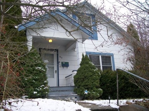 915 NE D ST 3 Beds Apartment for Rent