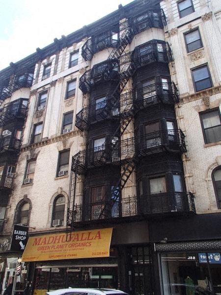 A building with a yellow sign that says Madhualla.