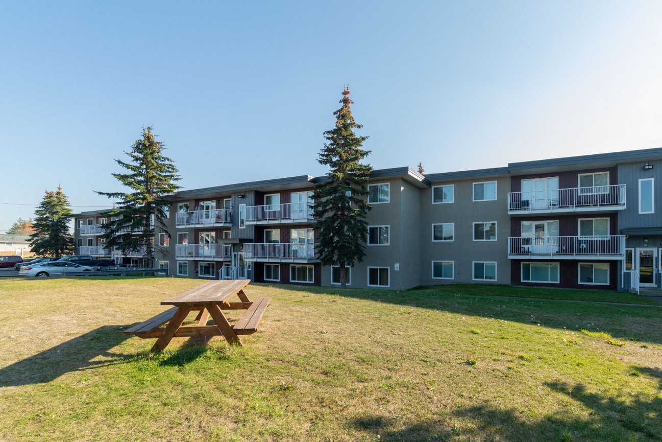 a picnic table in front of an apartment building
