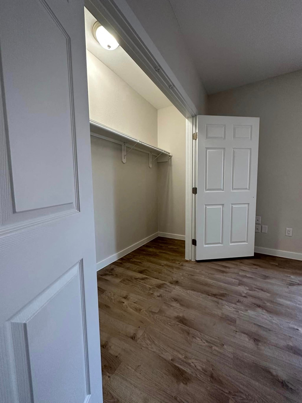 a bedroom with a closet and a door open to a closet