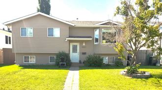 5607 53 Avenue 4 Beds Apartment for Rent
