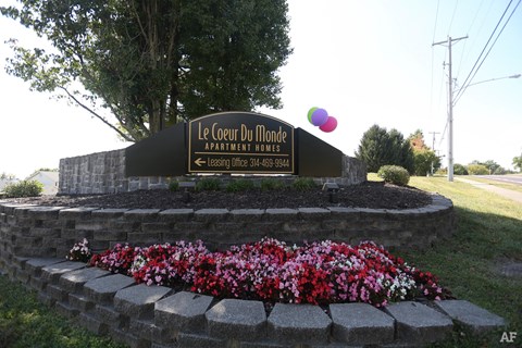 the sign for the le germ du monde amusement park in front of a stone