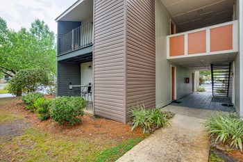 Beautiful Courtyard With Walking Paths Beautiful Courtyard With Walking Paths at Summerville Station, Summerville, 29485 - Photo Gallery 2