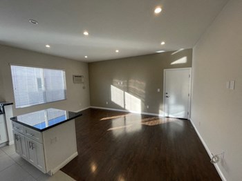 418-420 S. Rexford Drive 1 Bed Apartment for Rent - Photo Gallery 3