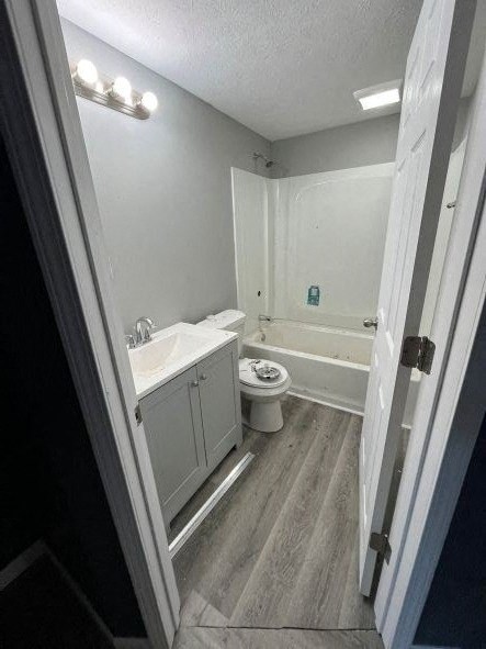 A bathroom with a toilet, sink, and bathtub.