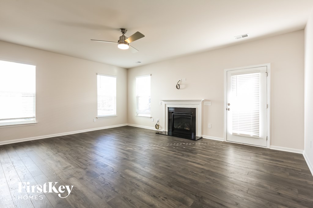 562 Hillpark Lane 4 Beds House for Rent - Photo Gallery 3