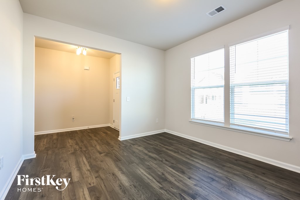 562 Hillpark Lane 4 Beds House for Rent - Photo Gallery 5