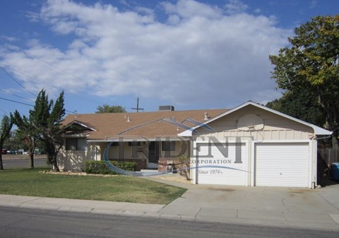 A house with a garage that has the letters EN on it.