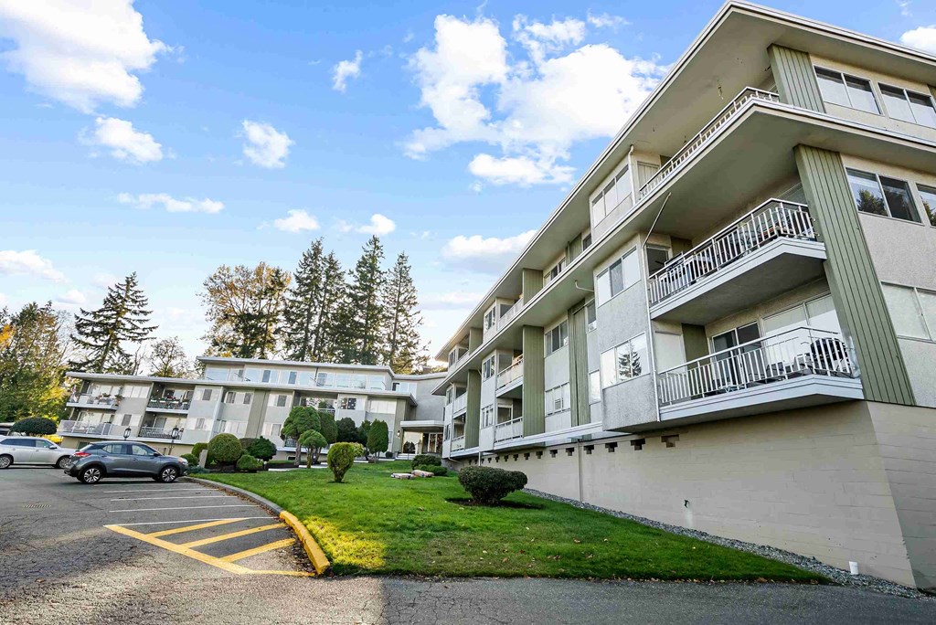 a view of the exterior of an apartment building