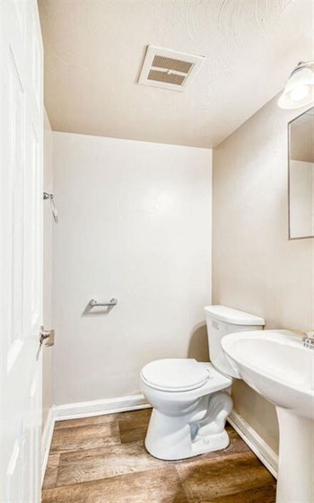 272 W Bay Ave,101 1-3 Beds Apartment for Rent - Photo Gallery 3
