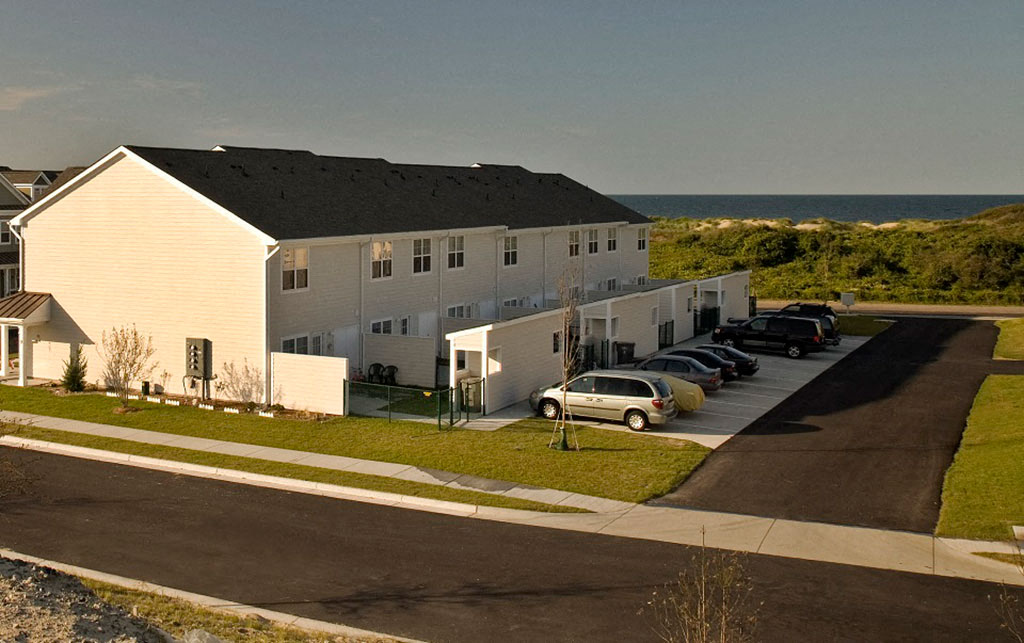 a building with cars parked in front of it near the beach