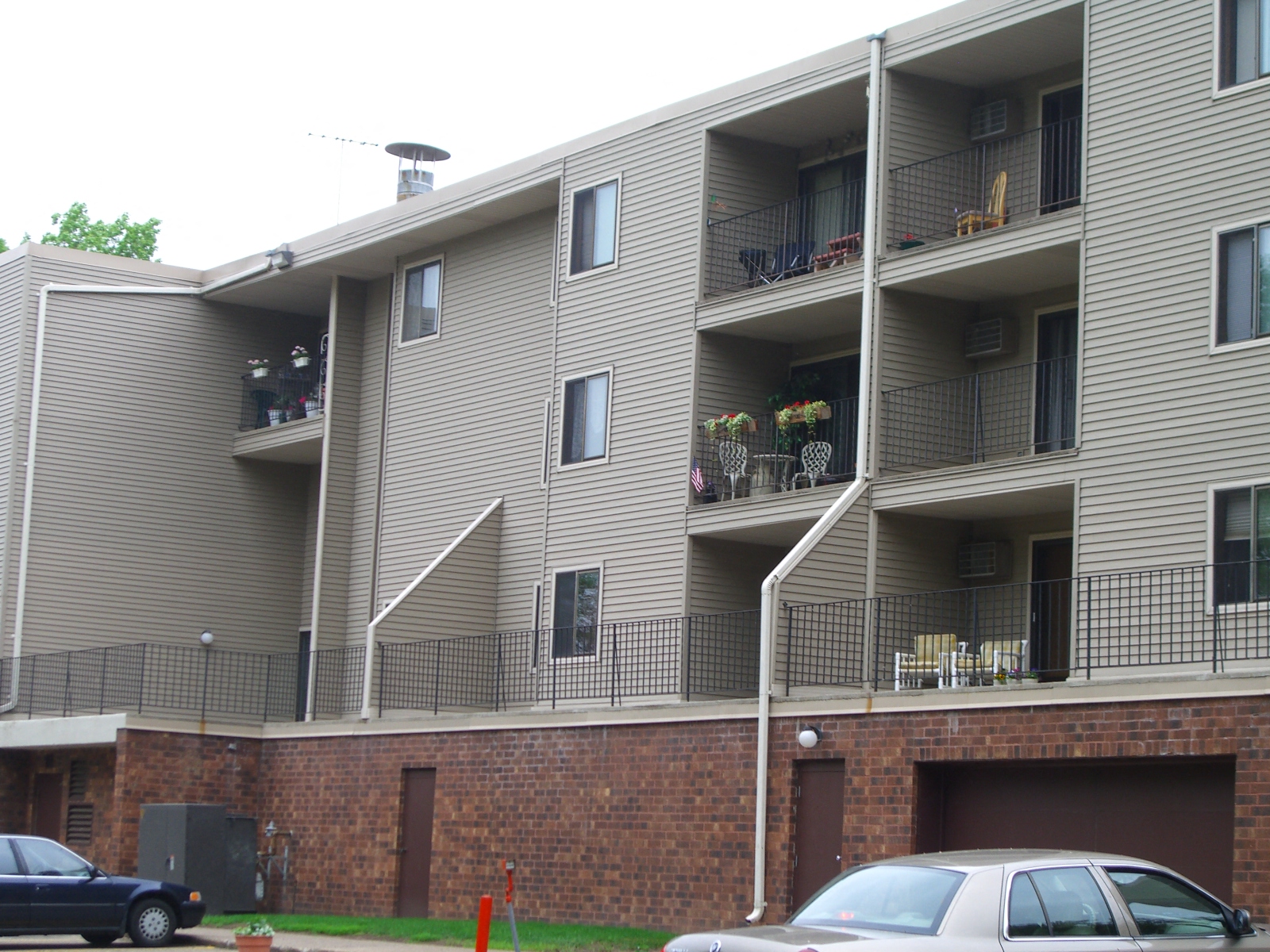 an apartment building with cars parked in front of it