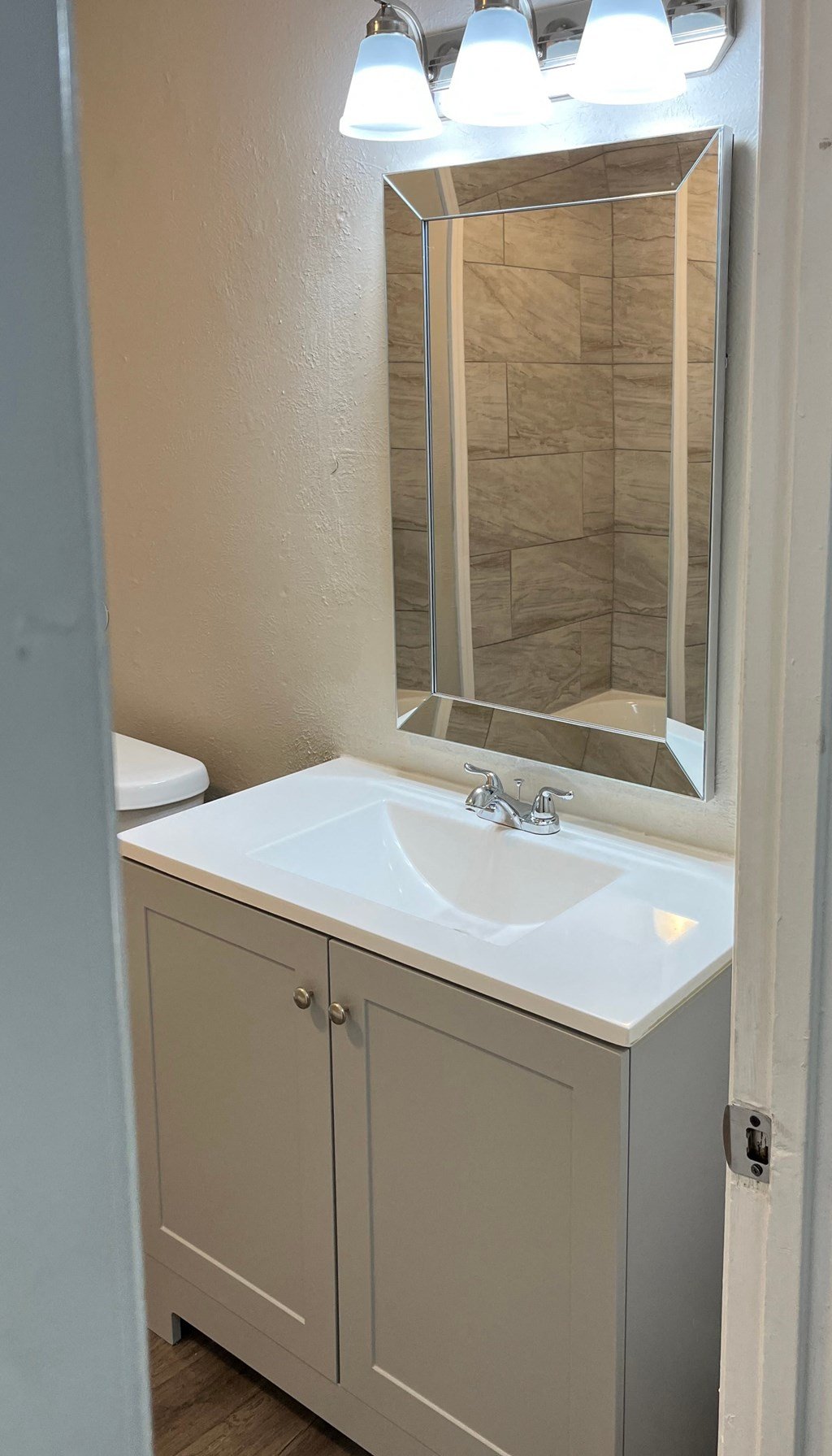 A bathroom with a sink and a mirror.