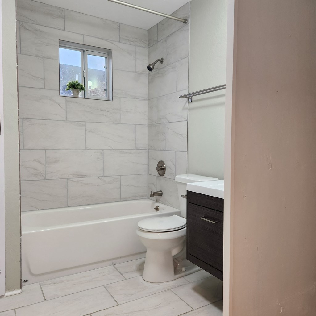 428 W. Mulberry Ave. 2 Beds House for Rent - Photo Gallery 3