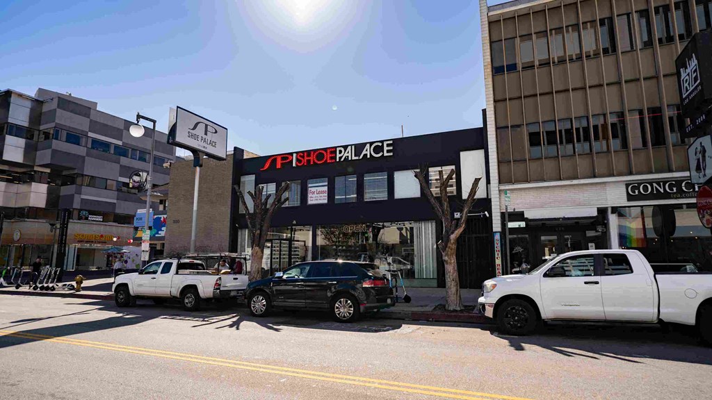 a parking garage is shown on the corner of a city street