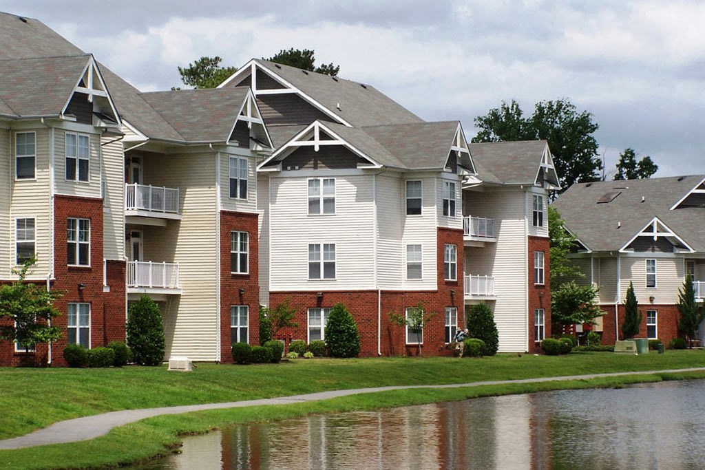 outdoor elevation of Harbour Breeze apartment home building