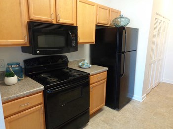 Kitchen kitchen with appliances in apartment home - Photo Gallery 5