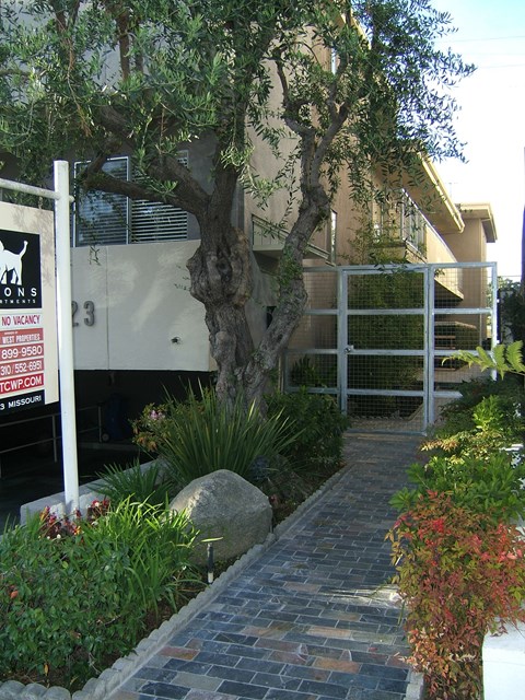 A sign in front of a building that says "NO PETS".