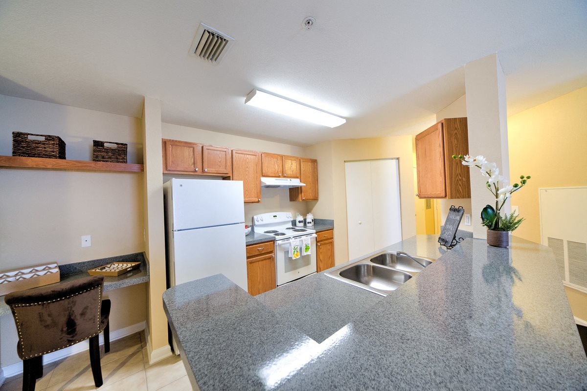 Thomas Chase Apartments Dining Room & Kitchen Thomas Chase Apartments Dining Room & Kitchen