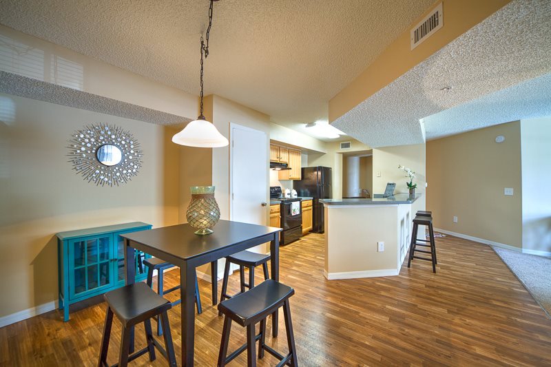 Lindsey Terrace Dining Area & Kitchen Lindsey Terrace Dining Area & Kitchen