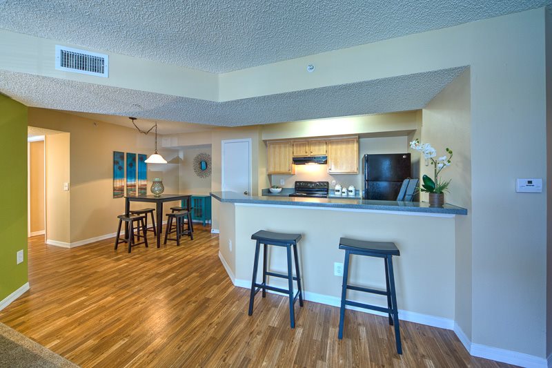 Lindsey Terrace Dining Area & Kitchen Lindsey Terrace Dining Area & Kitchen