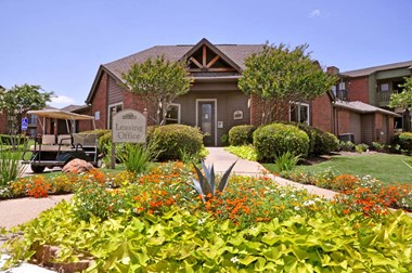 6776 Westcreek Drive 1-2 Beds Apartment for Rent - Photo Gallery 1