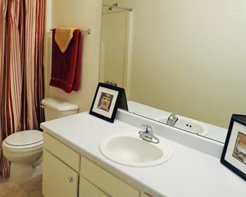 Farrington Apartments Interior Bathroom - Photo Gallery 22