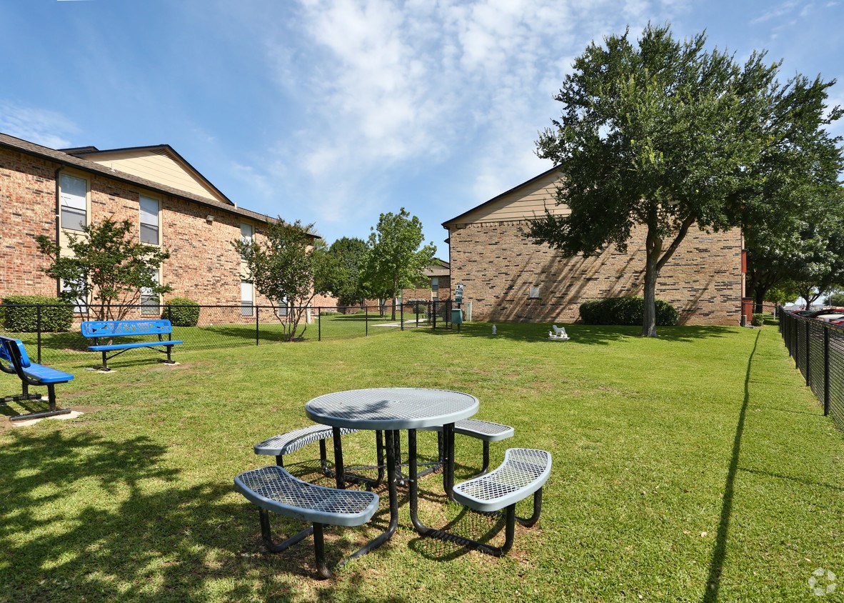 Photos and Video of The Park at Wintergreen Apartments in DeSoto, TX