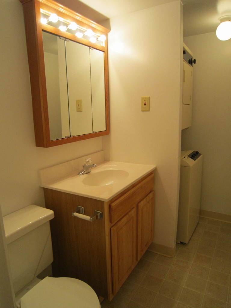 2 Bedroom/1.5 Bath With Laundry