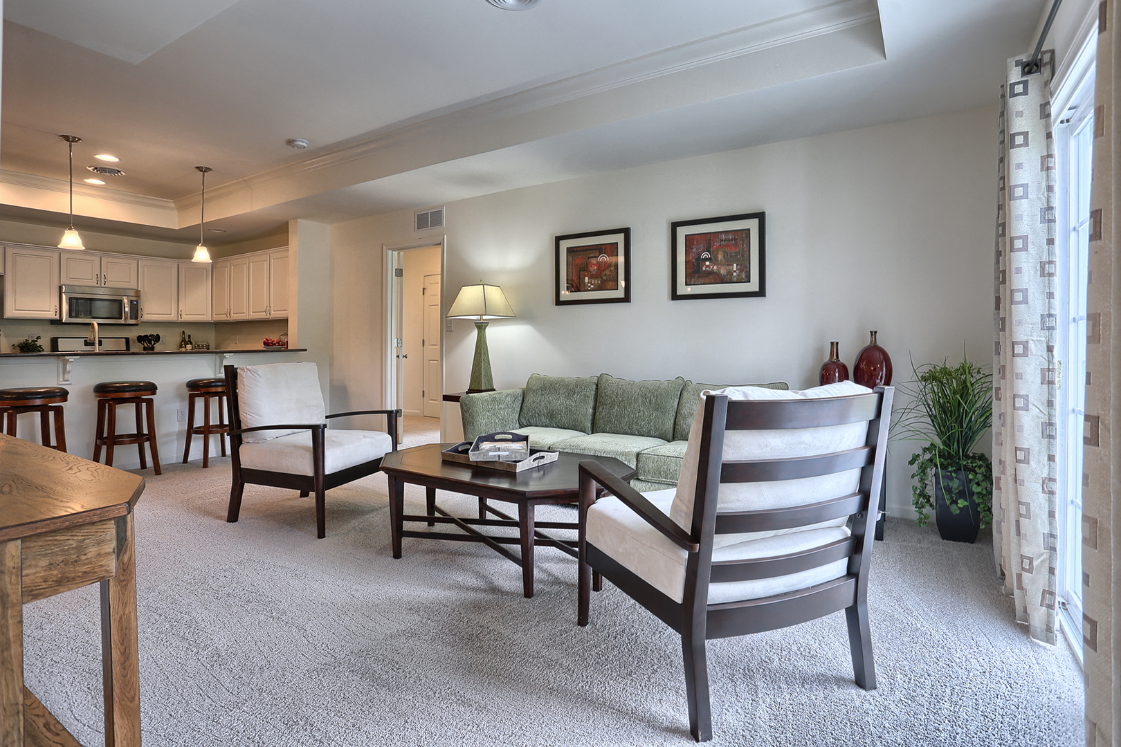 breakfast bar area off of kitchen