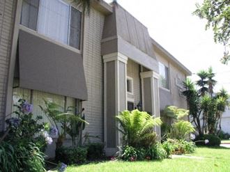 330 W Imperial 1-2 Beds Apartment for Rent