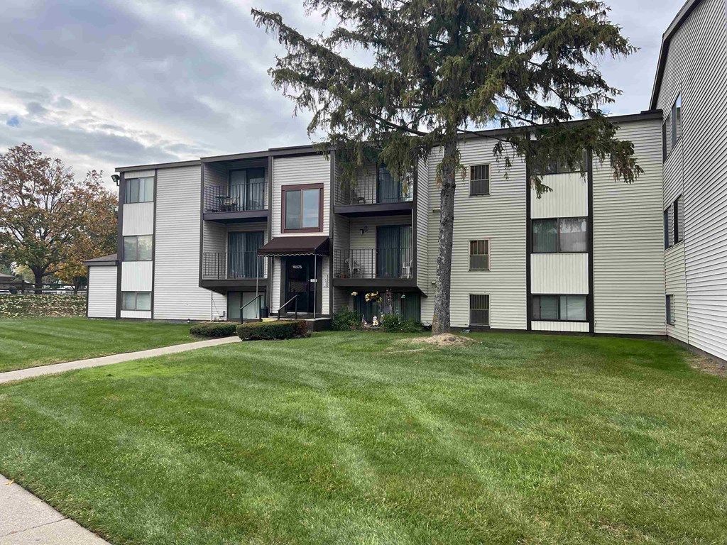 Washington Place Apartments, 16695 Washington Square, Clinton Township