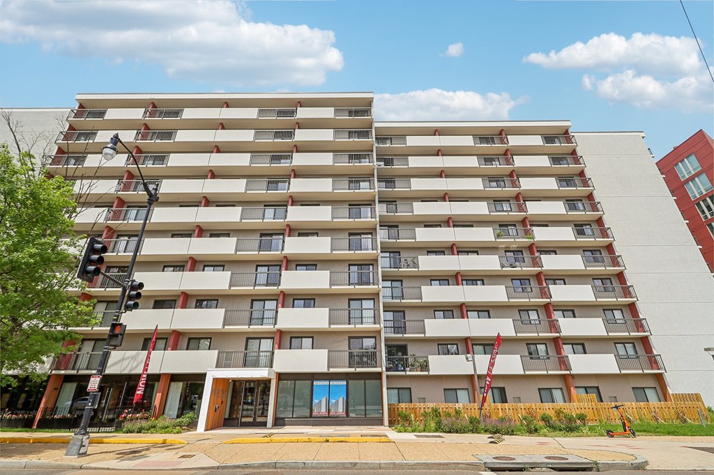 a large apartment building with many balconies and a traffic light