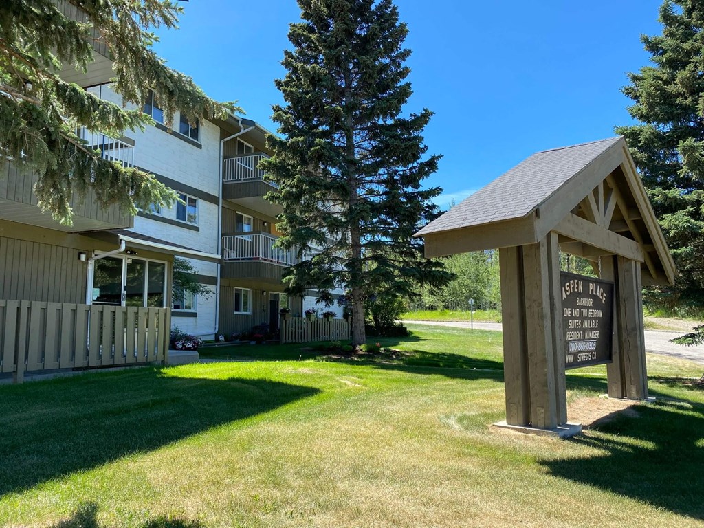 A sign in front of a building reads "Spen Plane".