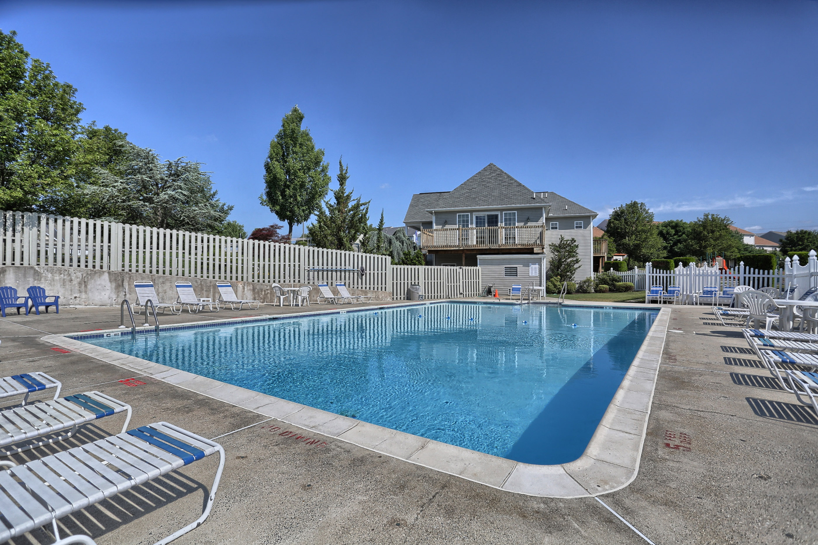pool area with lounge furniture